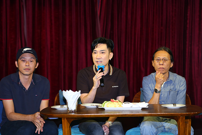 Ca sĩ Quang Hà tại buổi họp báo bên đàn anh Hoài Linh và đại diện êkíp. 