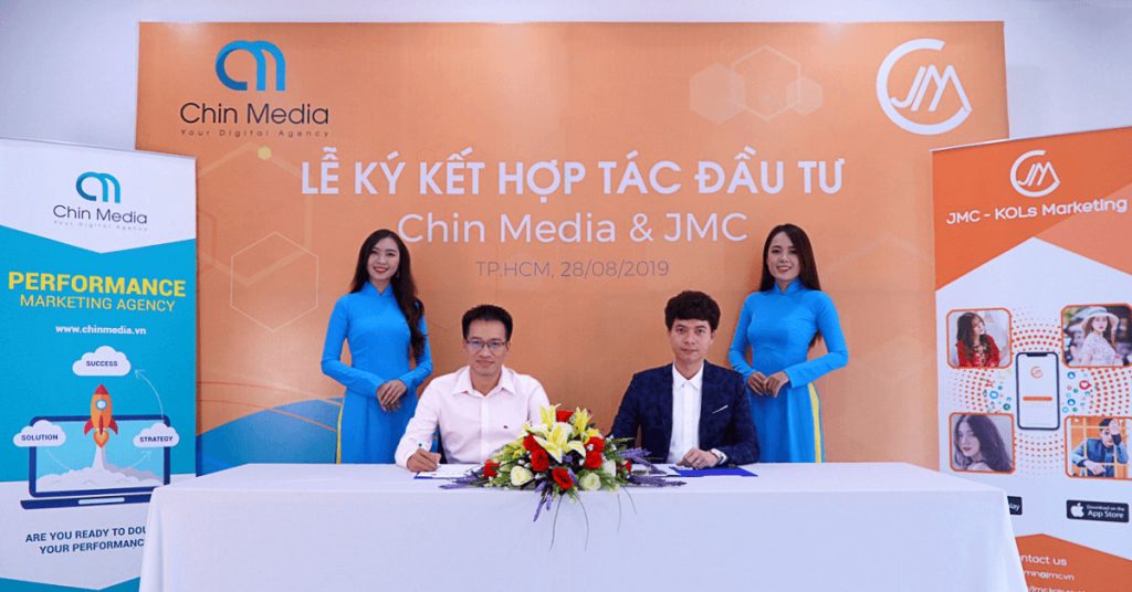 Ông Nguyễn Thanh Bình – CEO Chin Media (bên trái) và ông Nguyễn Xuân Hoàng – CEO JMC (bên phải) ký kết thỏa thuận hợp tác đầu tư.