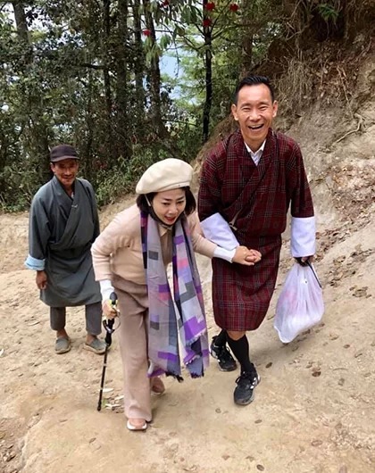 Mai Phương được hướng dẫn viên du lịch dìu lên tu viện Tiger's Nest ở Bhutan. Ảnh: MP.