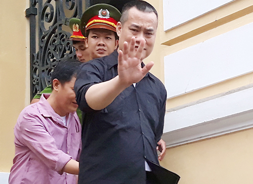 Bị cáo Du và Dũng sau phiên xử. Ảnh: Hải Duyên.