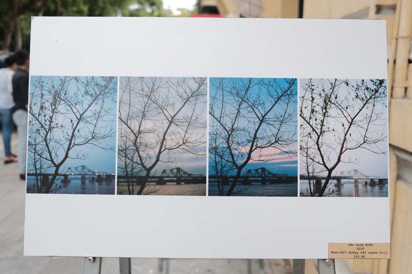 Tác phẩm ‘Cầu Long Biên’ ghi lại quá trình thay đổi trong 4 mùa được trưng bày tại triển lãm - ảnh: NHẬT LINH