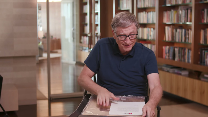 Cảnh tỷ phú Bill Gates “đập hộp” Nút Vàng YouTube.