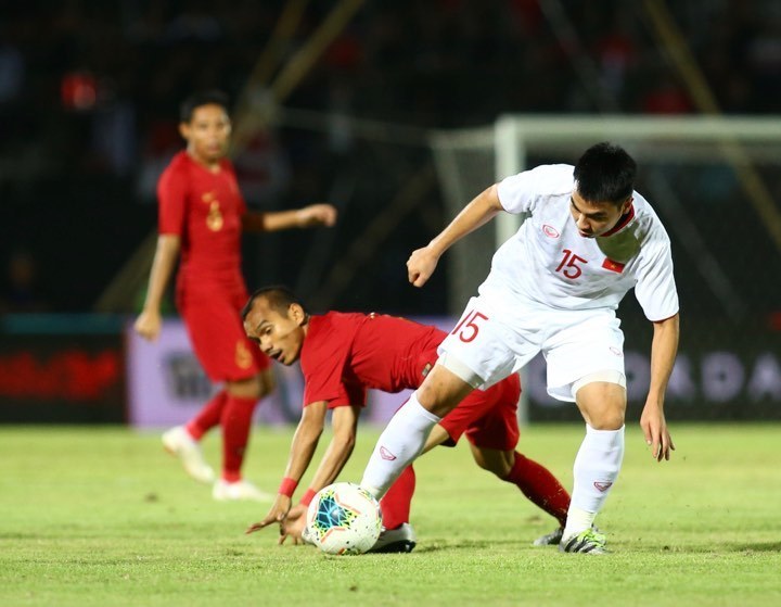  Lối chơi áp sát của các cầu thủ Indonesia. 