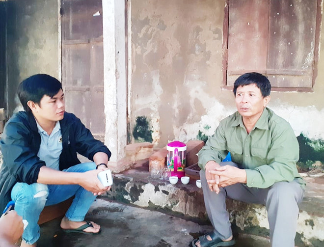Ông Lê Tuân (phải), bố anh Lê Văn Hà. Ảnh: Phạm Hòa