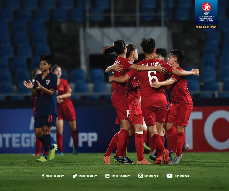 Các cô gái Việt Nam ăn mừng sau chiến thắng U19 nữ Thái Lan