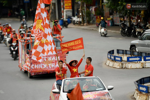 Những khẩu hiệu "Việt Nam chiến thắng", "World Cup Qatar giấc mơ không còn xa",... chính là niềm hi vọng của hàng triệu người hâm mộ Việt Nam