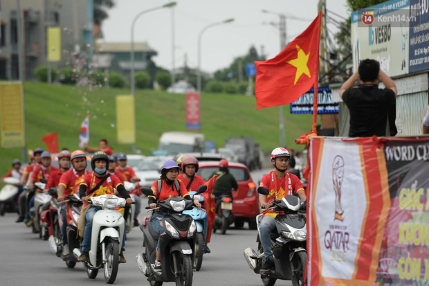 Dù thời tiết Hà Nội se lạnh, nhưng không thể ngăn được tình yêu bóng đá cuồng nhiệt của người hâm mộ Việt