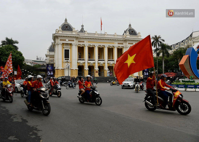 Đoàn diễu hành đi qua nhiều tuyến phố, liên tục phất cờ, hô  vang khẩu hiệu "Việt Nam chiến thắng".