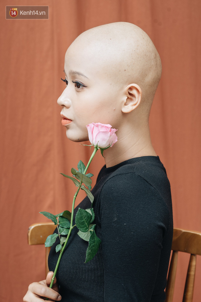 Đặng Trần Thủy Tiên - nữ sinh viên xinh đẹp, mạnh mẽ, đón nhận căn bệnh ung thư với tâm thế lạc quan và tinh thần của "kẻ chiến thắng", sẵn sàng chiến đấu bất cứ lúc nào. 