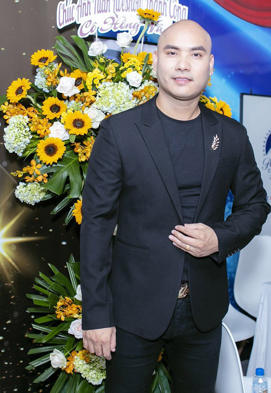 [Caption  A Tuân cùng dàn nghệ sĩ khủng thực sự đã mang đến cho khán giả một đêm nhạc thật mãn nhãn và mang đậm dấu ấn của ông trùm mạng xã hội. Được biết, chính A Tuân đã lên ý tưởng và viết kịch bản cho đêm nhạc, từ những tiết mục riêng cho đến những màn kết hợp của anh cùng các nghệ sĩ khác.