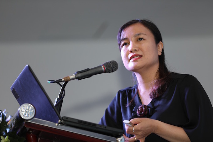 Bác sĩ chuyên khoa II Nguyễn Thị Huệ mở đầu phiên thảo luận thứ 2 với chủ đề biến chứng khi gây tê.