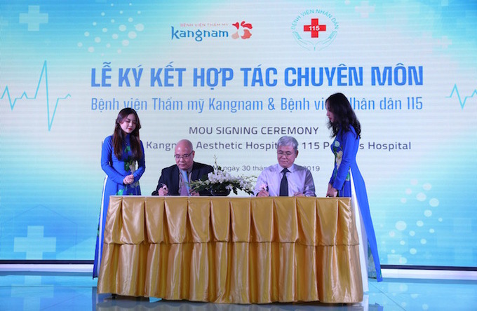 Thạc sĩ, bác sĩ Trần Lâm Hùng - Giám đốc Bệnh viện thẩm mỹ Kangnam (trái) ký kết cùng Tiến sĩ, bác sĩ Đỗ Quốc Huy - Phó giám đốc Bệnh viện Nhân dân 115. Ảnh: Hữu Khoa.