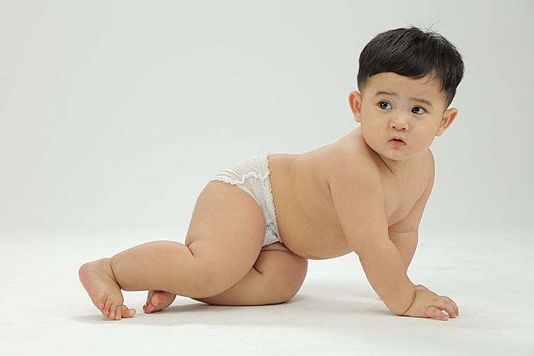 Tã Ayaka có lưng thun mềm mại nhờ công nghệ hàn sóng cao tầng chống hằn đỏ da bé.