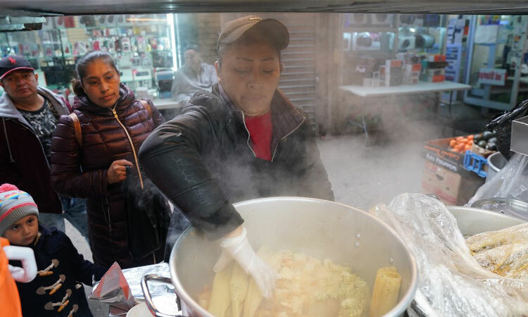 Một người bán hàng rong ở Queens, thành phố New York, Mỹ. Ảnh: AFP.