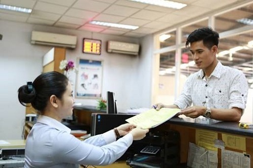 Nhân viên TCS hỗ trợ khách hàng tại kho vận chuyển hàng hóa của công ty TCS.