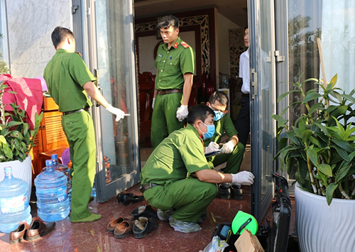 Công an khám nghiệm hiện trường vụ cướp. Ảnh: Hoàng Trường