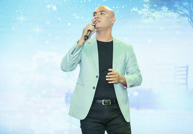 [Caption Sau phần mở màn đặc sắc của vũ đoàn, A Tuân xuất hiện ấn tượng và thể hiện liên tiếp 2 ca khúc Anh còn nợ em cùng Nụ hôn ly biệt. Tiết mục đầu tiên của nhân vật chính trong liveshow nhận được sự ủng hộ, cổ vũ nhiệt tình từ khán giả. Phải nói rằng A Tuân luôn có những cách riêng của mình để khuấy động không khí, mang đến những cảm xúc đặc biệt cho mọi người khi đứng trên sân khấu.  Ngay sau đó, anh song ca cùng Chương Tiểu My ca khúc Cỏ úa khắc khoải, đầy da diết.  Đến tham dự liveshow cuối cùng của A Tuân, nam ca sĩ Châu Khải Phong mang đến 2 ca khúc hit là Tình anh em và Ngắm hoa lệ rơi.