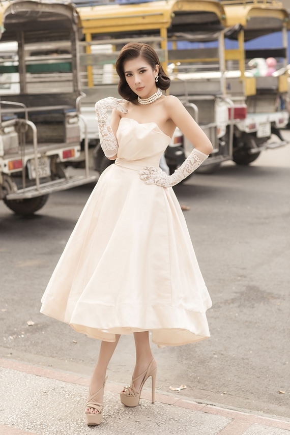 Người đẹp phối trang phục, phụ kiện đến trang điểm phù hợp tôn lên vẻ đài các.