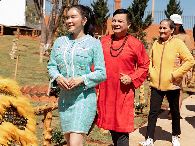 [Caption Sau 4 tháng ấp ủ, Lý Nhã Kỳ vừa chính thức cho đứa con tinh thần của mình đi vào hoạt động vào ngày 22.12. Để mừng khai trương, Lý Nhã Kỳ chào đón khách VIP, người thân và bạn bè trong suốt 1 tuần lễ.