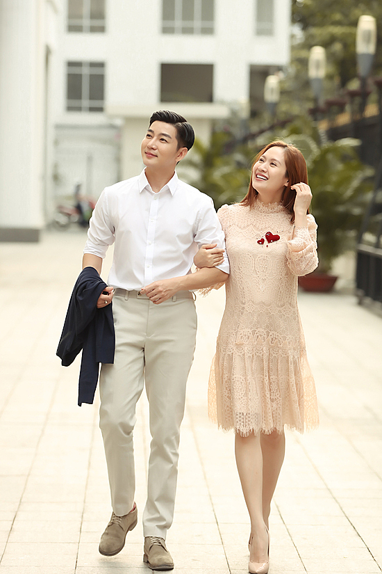 Thanh Thúy và Nam Hee thân thiết khoác tay đi ghi hình talkshow Câu chuyện truyền cảm hứng.