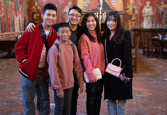 Thu Hoài có ba con một gái hai trai. Con gái của Hoa hậu Phu nhân 2012 đang du học tại Mỹ còn con trai lớn ở Việt Nam đỡ đần việc kinh doanh với mẹ. Cậu út còn nhỏ vẫn đang đi học trong nước. Hôn phu của cô tên Tống Trí, là doanh nhân.