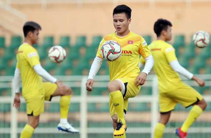 Thầy Park ngã nhào trên sân tập