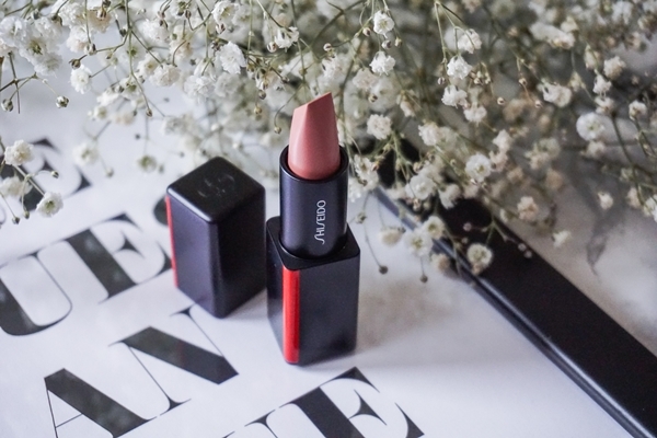 Shiseido Modernmatte Powder Lipstick Dòng son lì của Shiseido được đánh giá cao ở chất son mềm mịn, không làm khô môi và khả năng lên màu chuẩn.