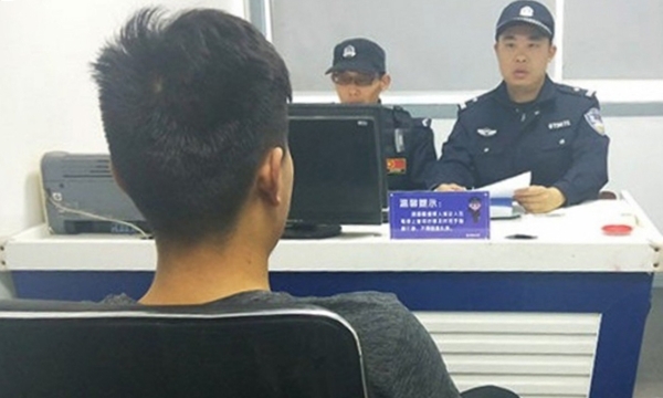 Cảnh sát làm việc với một người sáng lập trang web dạy cách tán tỉnh ở Trung Quốc hồi tháng 5. Ảnh: Asiaone.
