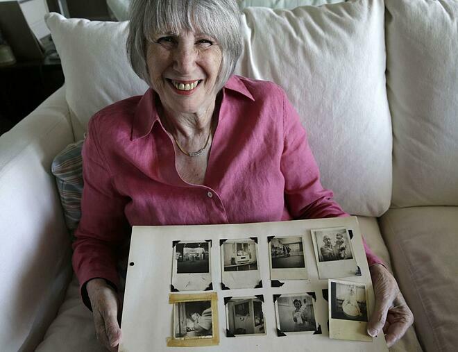 Beth và những bức ảnh từng chụp khi còn bé tại triển lãm của Martin. Ảnh: Aiken Standard