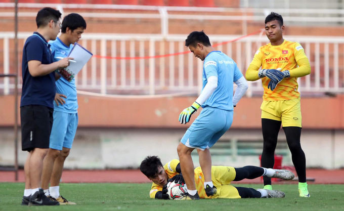 Thầy Park ngã nhào trên sân tập