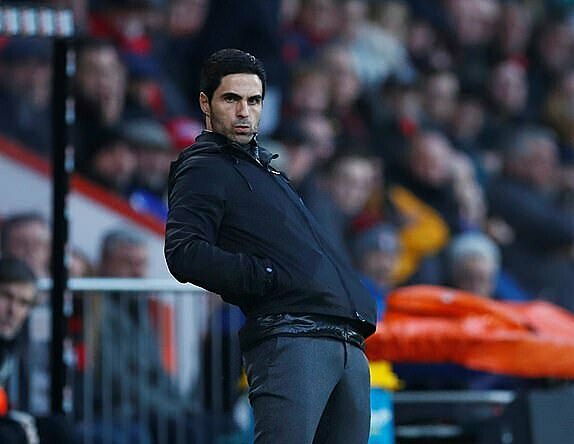 Arteta gần như luôn đứng khi chỉ đạo các cầu thủ Arsenal. Ảnh: Reuters.