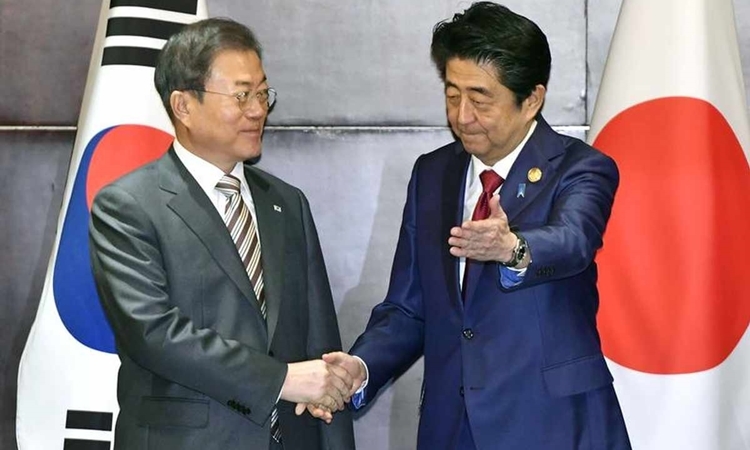 Tổng thống Hàn Quốc Moon Jae-in (trái) và Thủ tướng Nhật Bản Shinzo Abe (phải) tại Thành Đô, Trung Quốc, hôm qua. Ảnh: Reuters.