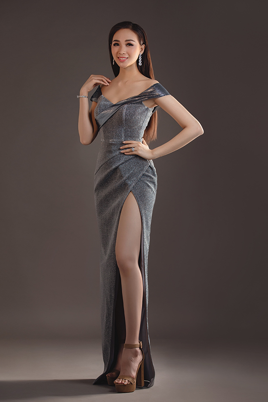 Chất liệu vải ánh kim lấp lánh phù hợp với không khí giáng sinh được nhà mốt khai thác một cách hiệu quả trên những dáng váy sexy.