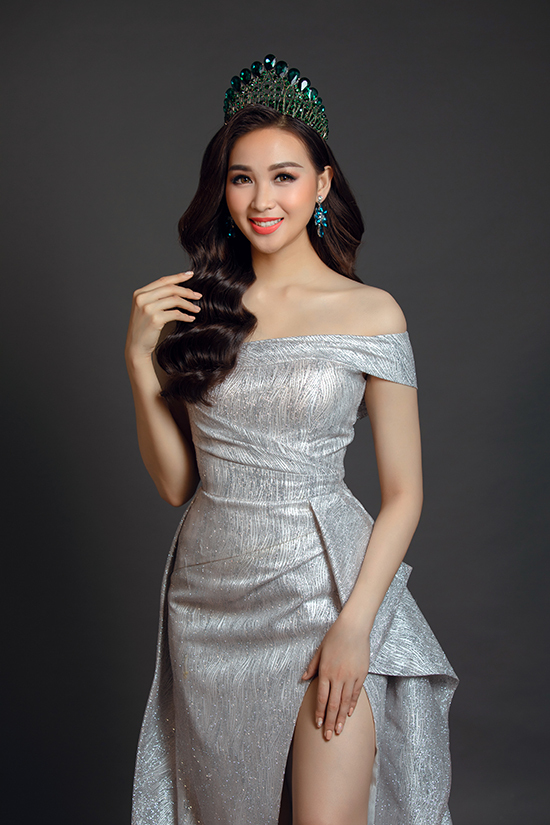 Xu hướng váy xẻ táo bạo cũng được nhà mốt Việt đưa vào các trang phục mới và được tiết chế để giúp phái đẹp tự tin hơn khi tham gia tiệc tùng.