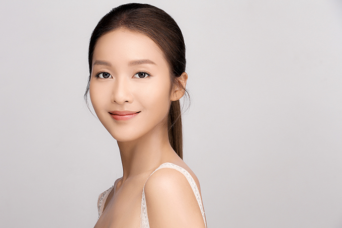 Khả Ngân tham gia chụp ảnh quảng cáo sản phẩm chăm sóc da do Chung Thanh Phong là giám đốc sáng tạo.