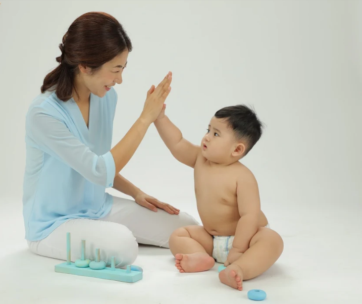 Để bé vui vẻ, mẹ đừng quên thay tã thường xuyên cho bé.