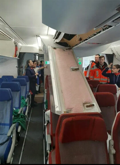 Khoang chứa đồ trên máy bay sập xuống phía ghế ngồi của hành khách. Ảnh: Aero Flap.