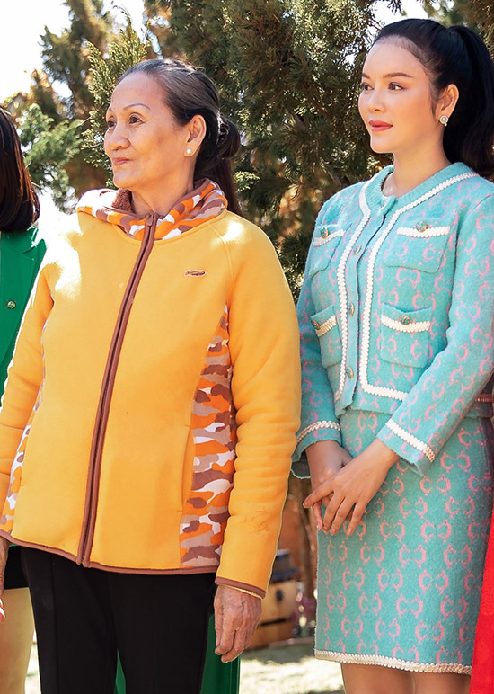 Đây là lần hiếm hoi mẹ ruột của kiều nữ xuất hiện bên cô con gái nổi tiếng. 