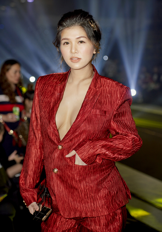 Cô diện vest xẻ sâu, khoe vòng một lấp ló trước ống kính.