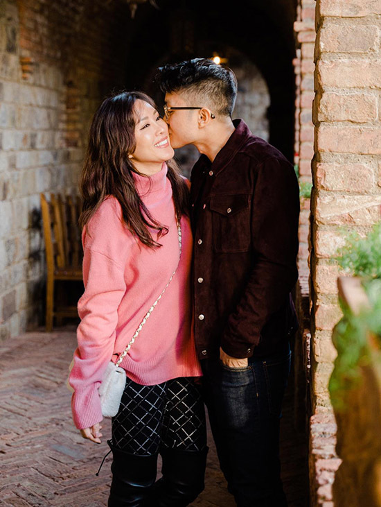 Thu Hoài hẹn hò Tống Trí hơn 4 năm nay. Hoa hậu mới nhận lời cầu hôn của bạn trai hôm 24/12.