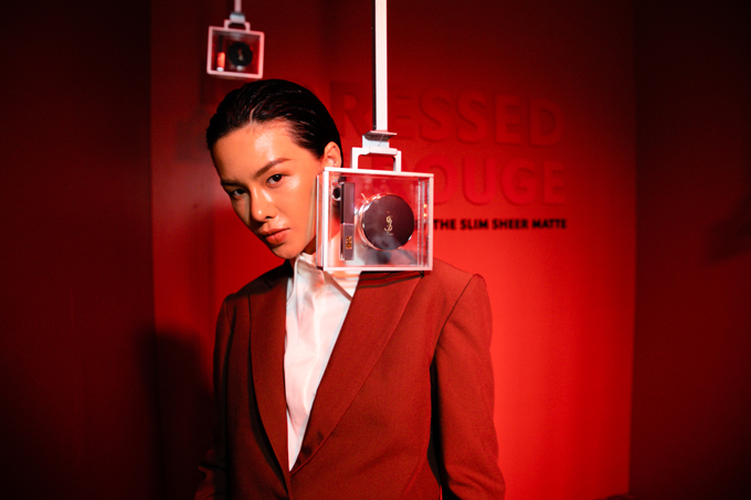 Chương trình giới thiệu dòng sản phẩm mới của thương hiệu mỹ phẫm nổi tiếng thế giới được decor vô cùng bắt mắt với những không gian hiện đại. Hà Kino gây ấn tượng với phong cách pha chút nam tính và hài hòa cùng từng căn phòng sắp đặt tại sự kiện.