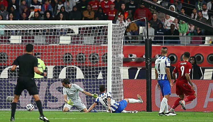 Pha đệm bóng của Firmino (đỏ). Ảnh: Reuters.