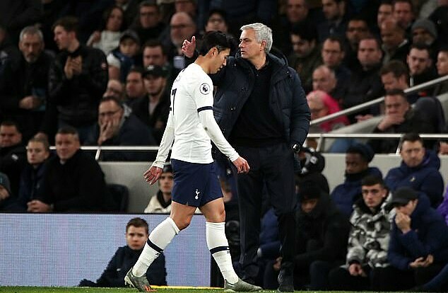 Mourinho vỗ về sau khi Son Heung-min phải rời sân. Ảnh: AP.