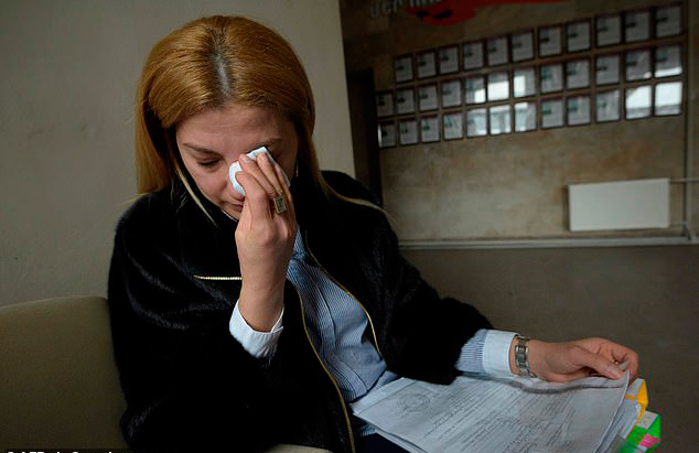 Syuzan Patvakanyan khóc khi kể về con gái mà cô bị ép giao cho các bác sĩ gần 20 năm trước. Ảnh: AFP
