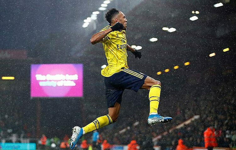 Aubameyang mừng bàn thắng thứ 14 của anh cho Arsenal mùa này. Ảnh: Reuters.