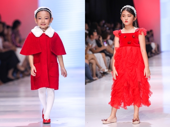 Các mẫu nhí tung tăng sải bước trong chiếc váy phong cách cổ điển, kết hợp băng đô làm điểm nhấn.