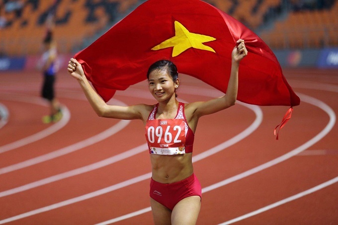 Cuối giờ chiều, điền kinh liên tiếp đón tin vui. Nội dung 1500 mét nữ, Nguyễn Thị Oanh về nhất với thành tích 4 phút 27,31 giây và giành HC vàng. Đồng đội của Oanh, Khuất Phương Anh đoạt HC đồng với kết quả 4 phút 23,47 giây.