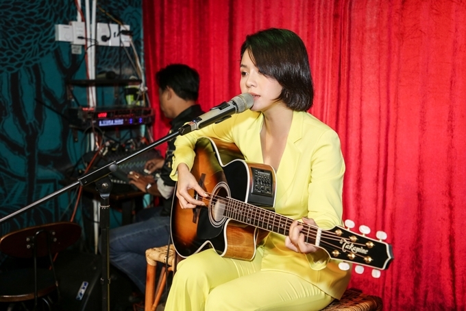 Thái Trinh thể hiện ca khúc