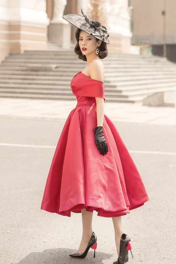 Hoa hậu chuộng diện váy xếp ly, họa tiết trơn phù hợp nhiều sự kiện khác nhau.