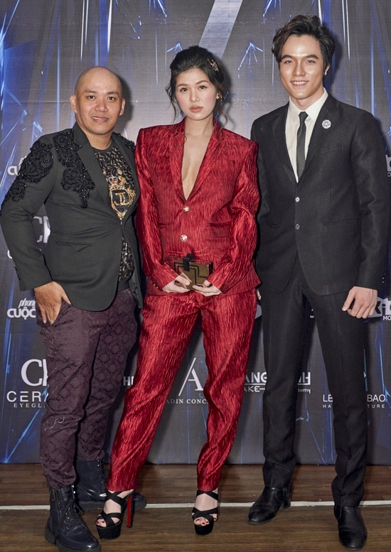 Oanh Yến chụp ảnh cùng nhà thiết kế Giang Giang (trái) và một mẫu nam tại sự kiện tối 19/12.